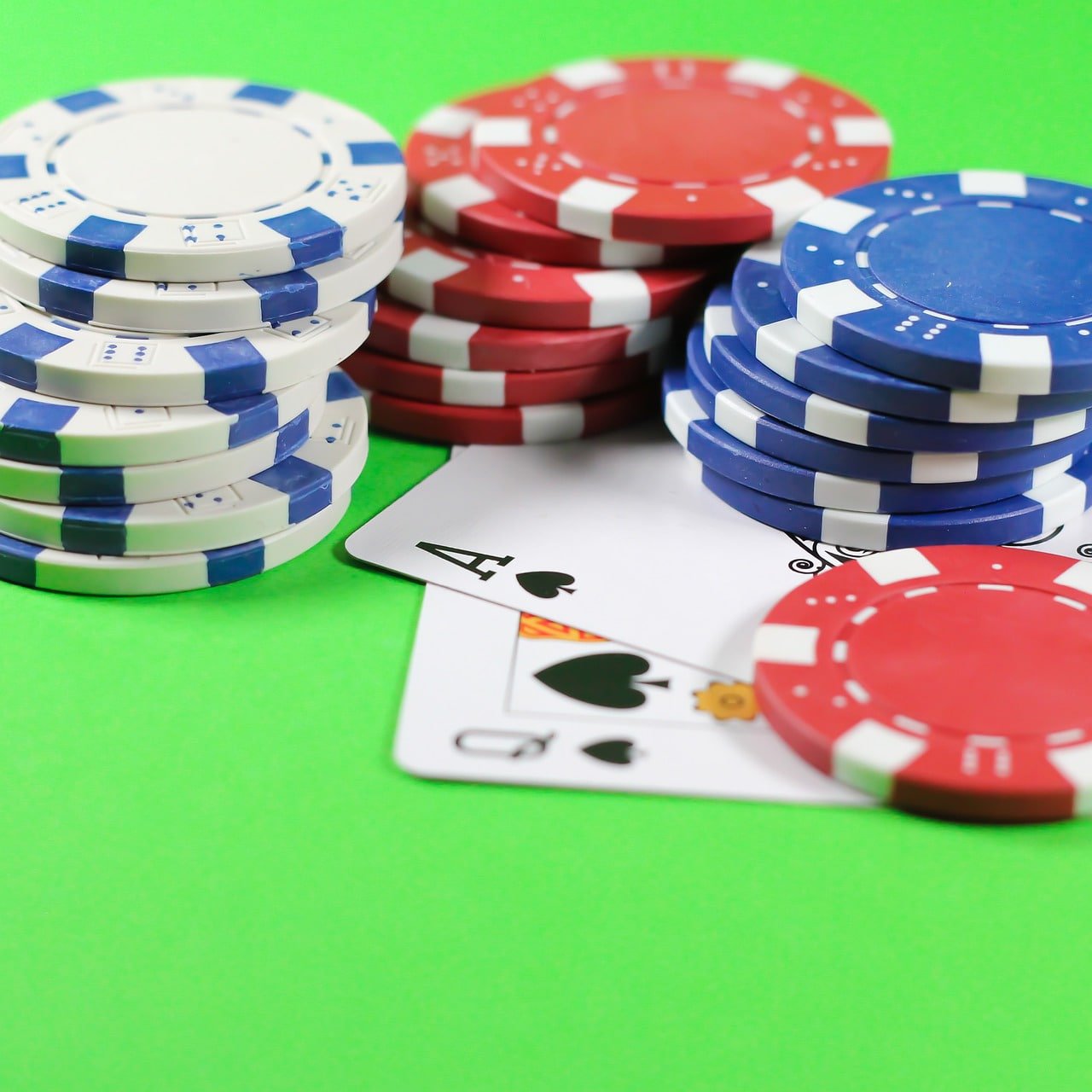 Tampilan studio live baccarat di aplikasi dino68 dengan dealer profesional dan multiple kamera