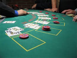 Chat live dengan dealer dan pemain lain di studio baccarat